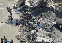 बाढीपछि बेल्खु खोलामा पुनः बालुवा निकाल्दै स्थानीय