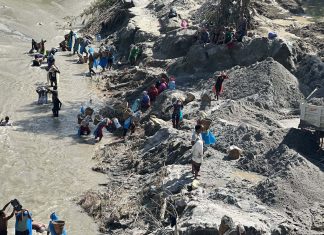 बाढीपछि बेल्खु खोलामा पुनः बालुवा निकाल्दै स्थानीय