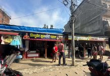 धादिङबेसी बीच बजारका दुई पसलमा चोरी, सुनका गहना, मोबाइल र घडी गायब