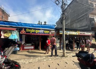 धादिङबेसी बीच बजारका दुई पसलमा चोरी, सुनका गहना, मोबाइल र घडी गायब