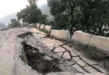 त्रिशूली नदीको कटानले गलौंदी क्षेत्रमा सडक भासिएपछि पृथ्वी राजमार्ग पूर्ण बन्द